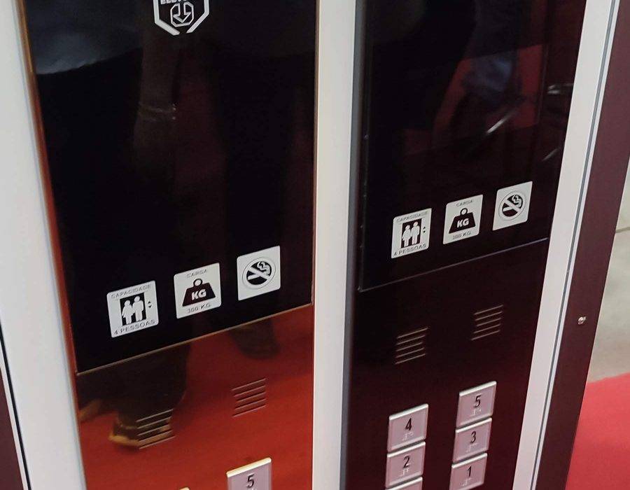 Painel de comando e acabamento de elevador